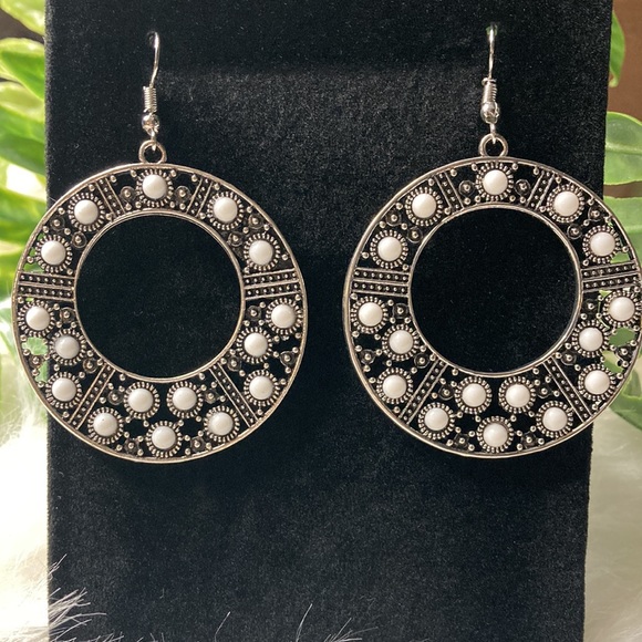 Jewelry - 🌟Beautiful Round Silver Beaded NEW! Detailed hook earrings.